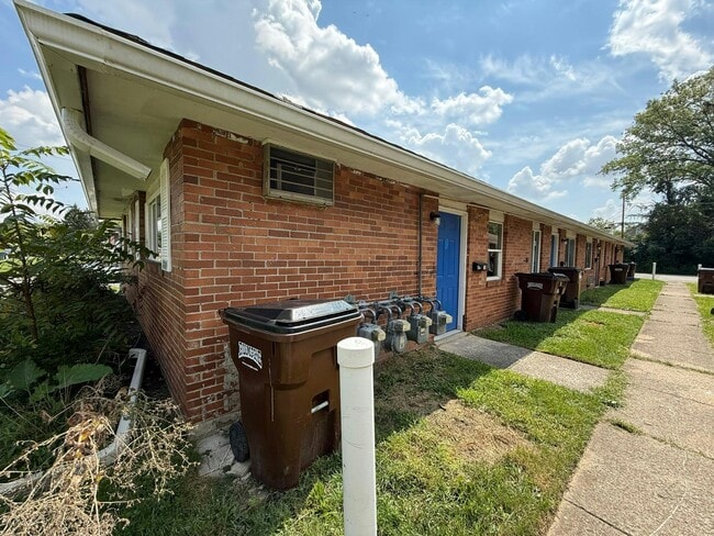 Building Photo - 1913 Denune Ave