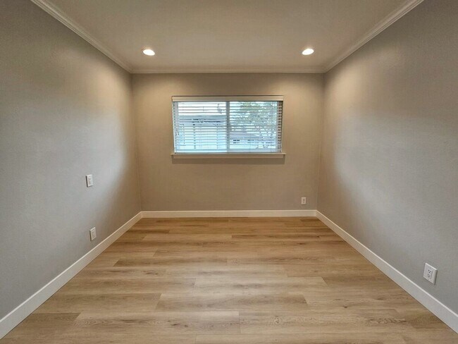 Building Photo - Updated Top Floor 2 Bedroom/1 Bathroom Apa...