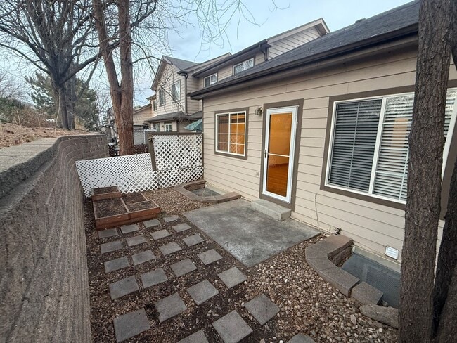 Building Photo - Beautiful 3-Level Corner Unit Townhouse with Garage