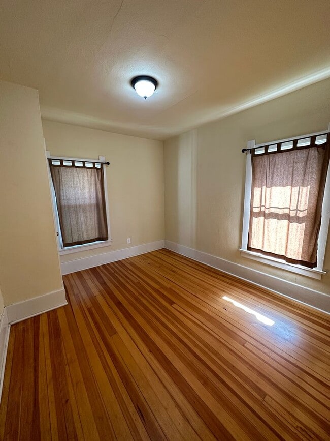 Building Photo - 1208 W 31st St