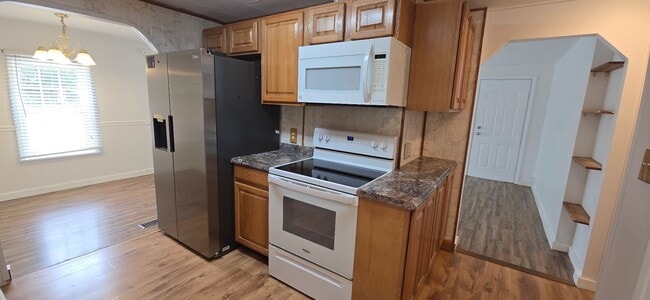 Building Photo - 2 bed 2 baths with large screened patio