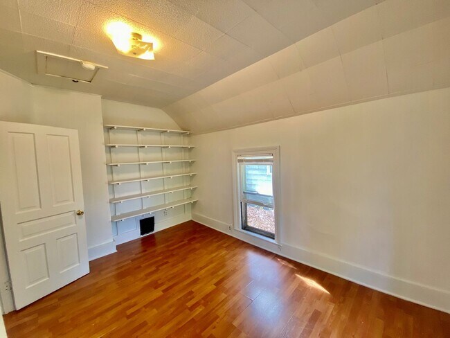 Building Photo - 920