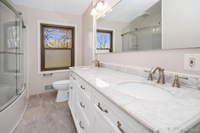 Building Photo - 2700 Colonial Way