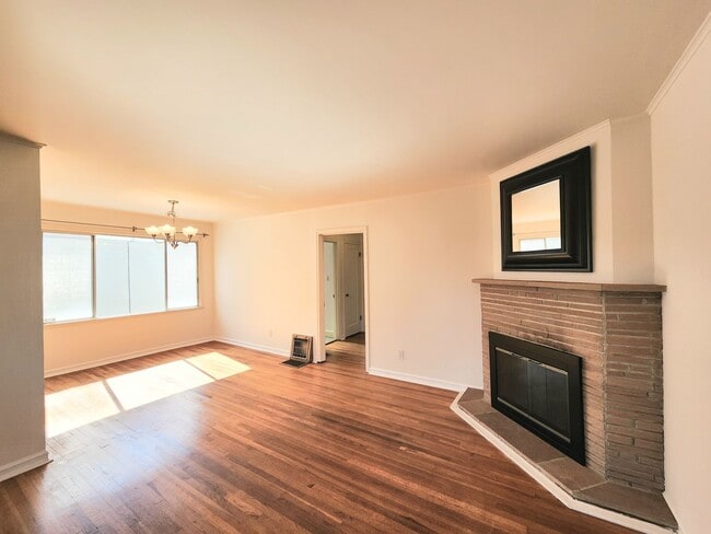 Building Photo - 2 bedroom duplex home