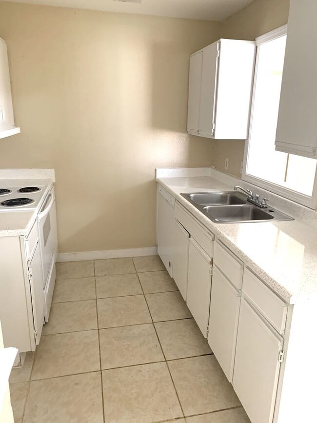 Building Photo - Newly refreshed spacious 2bedrooms,2 baths duplex in Eagle Lake, TX.