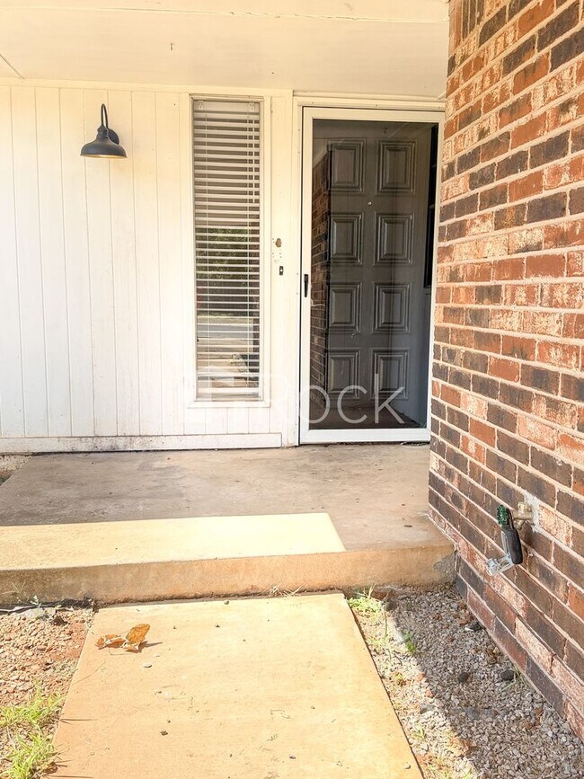 Building Photo - 7024 Woodlake Dr
