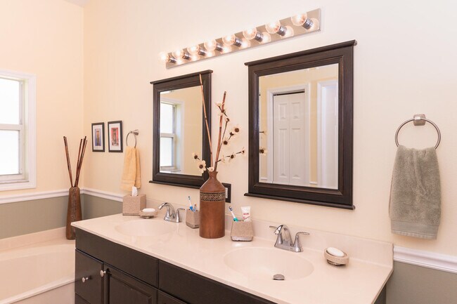 Building Photo - 329 NW Treeline Trce