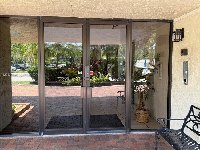 Building Photo - 491 Racquet Club Rd