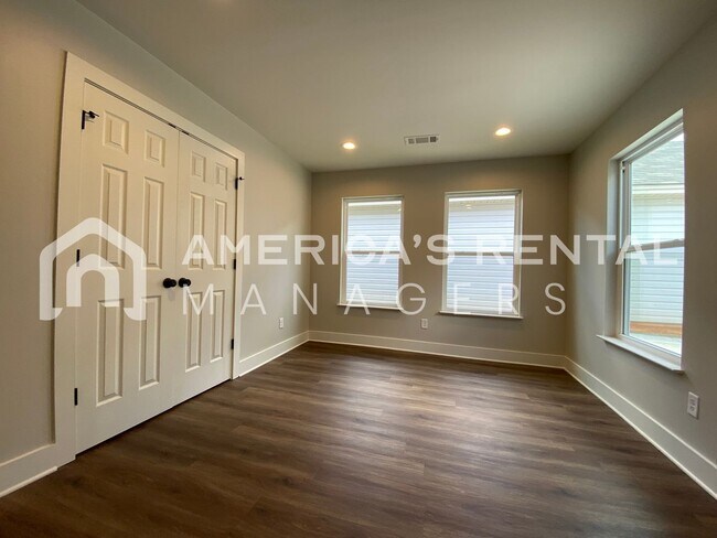Building Photo - 6228 Burbank Crossing Loop