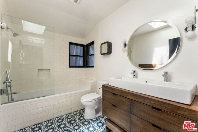 Building Photo - 1530 Elevado St