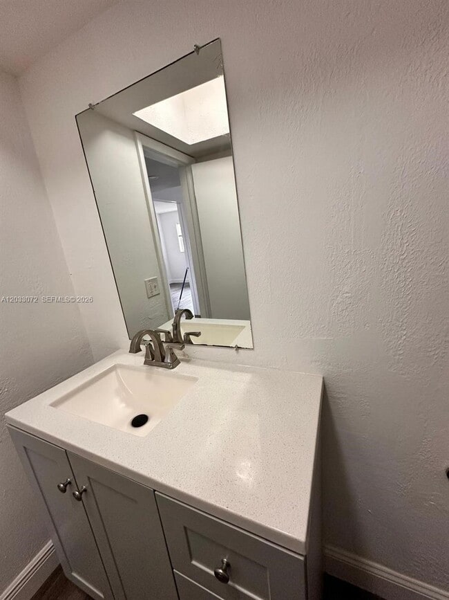 Building Photo - 5540 SW 38th Ct