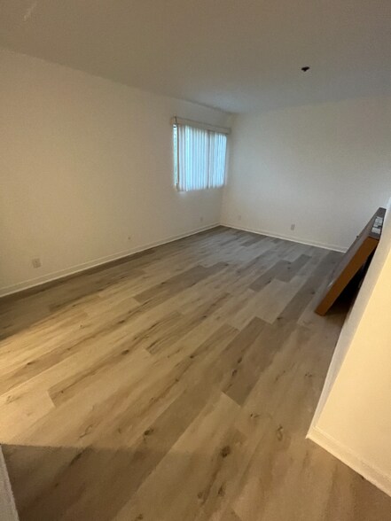 Building Photo - 555 Oak St