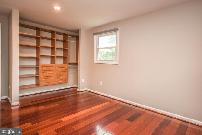 Building Photo - 9627 Locust Hill Dr