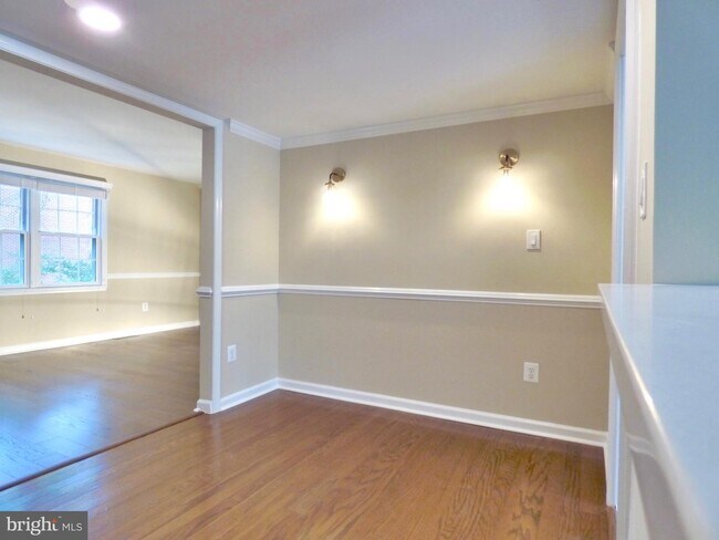 Building Photo - 416 Center St S