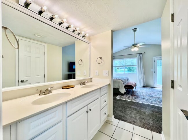 Building Photo - Large, stylish home in heart of Liberty twp.