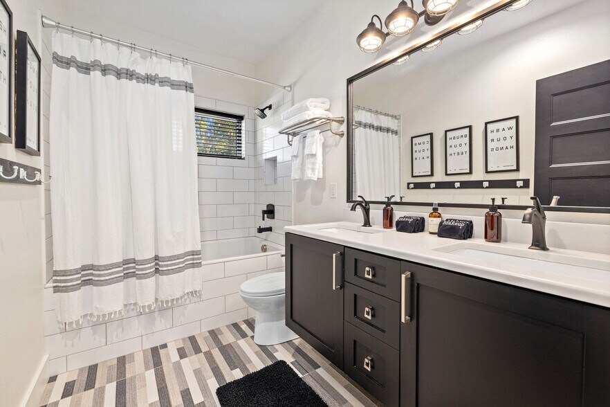 Building Photo - 510 SE Tourmaline Mews