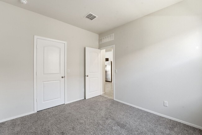 Building Photo - Stylish 3BR Home with Granite Counters + Community Parks & Splash Pads