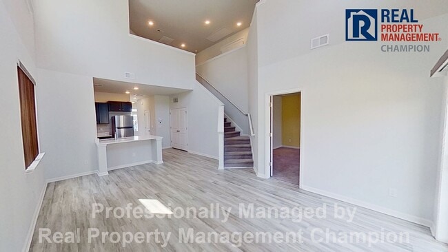 Building Photo - Beautiful and Spacious End Unit Townhouse