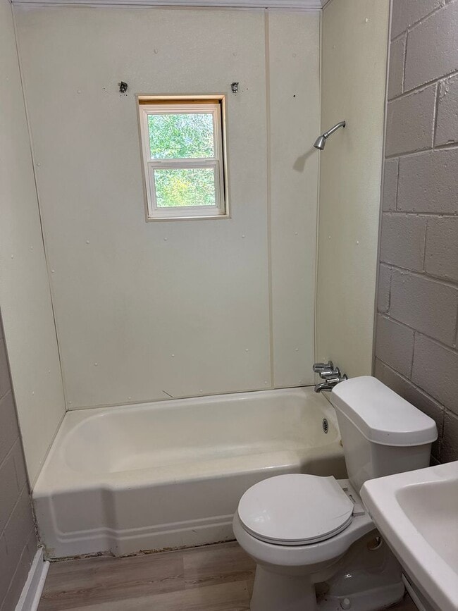 Building Photo - 2 Bed 1 Bath Apartment