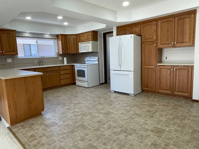 Building Photo - Sterling Heights - 3-Bedroom Ranch with Fa...