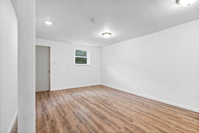 Building Photo - For Rent – Updated Studio in Old Hickory | $975/Month