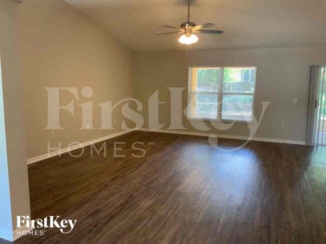 Building Photo - 3031 Hallow Dr