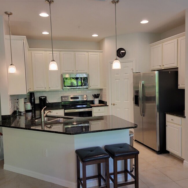 Building Photo - BACK ON THE MARKET-Seasonal/short term 3/2...