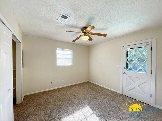 Building Photo - 3 Bedrooms Home With a Pool