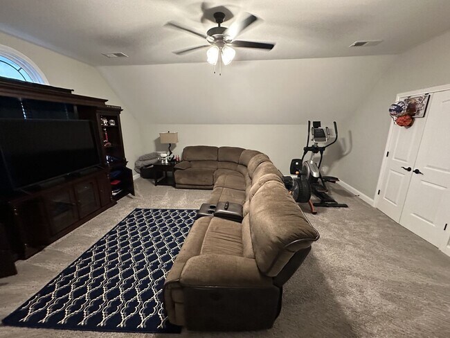 Building Photo - 4 Bedroom 3 Bathroom Home with Bonus Room!