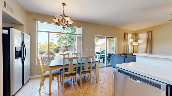 Building Photo - 853 N Blackstone Ct