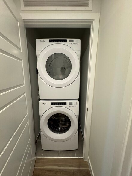 Building Photo - 2460 NE 188th St