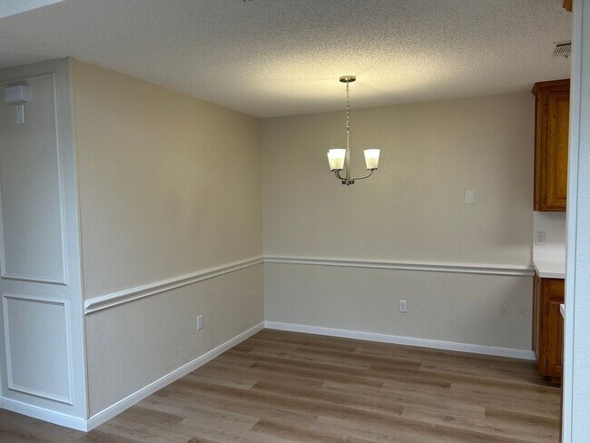 Building Photo - 6616/6618 Parkview Lane