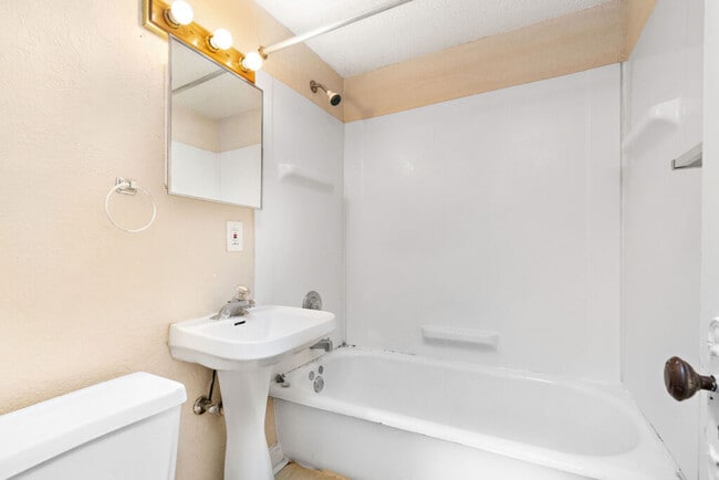 Building Photo - 4035-4039 CHARLOTTE