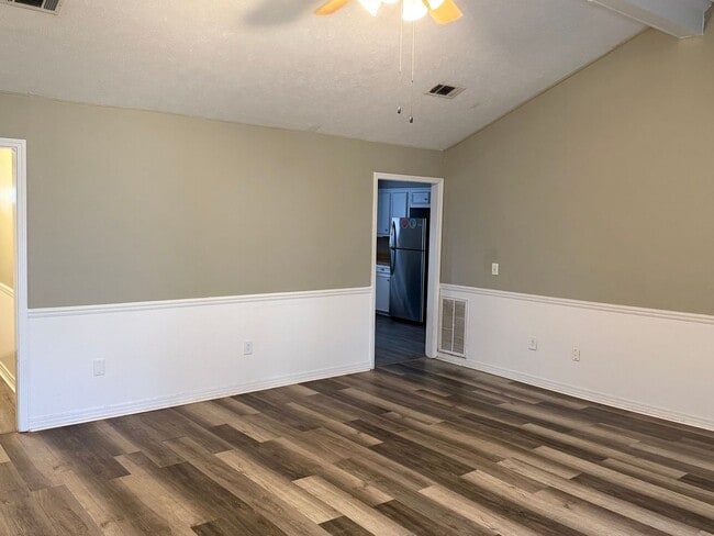 Building Photo - 3 bedroom/2 bath house in 047 Brandon!
