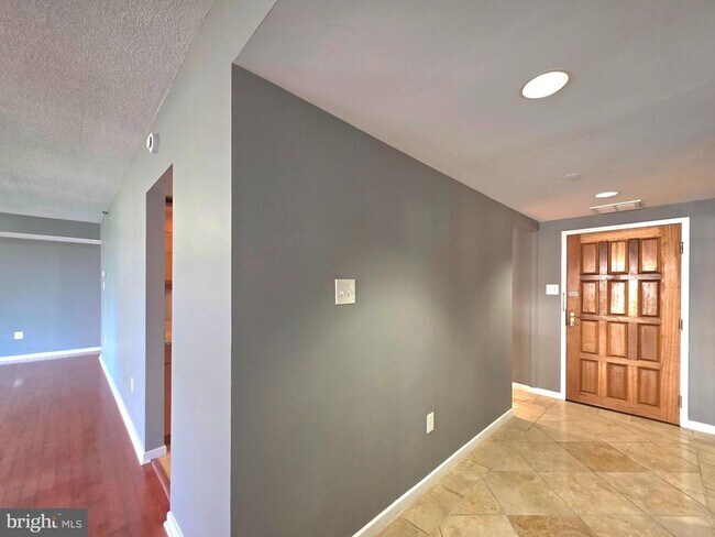 Building Photo - 1530 Key Blvd