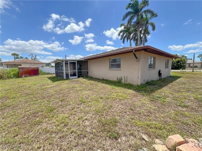 Building Photo - 8109 Sanibel Blvd