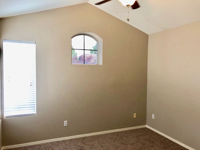 Building Photo - $2,550 Champlain & Shepherd, 4 Bedroom hom...