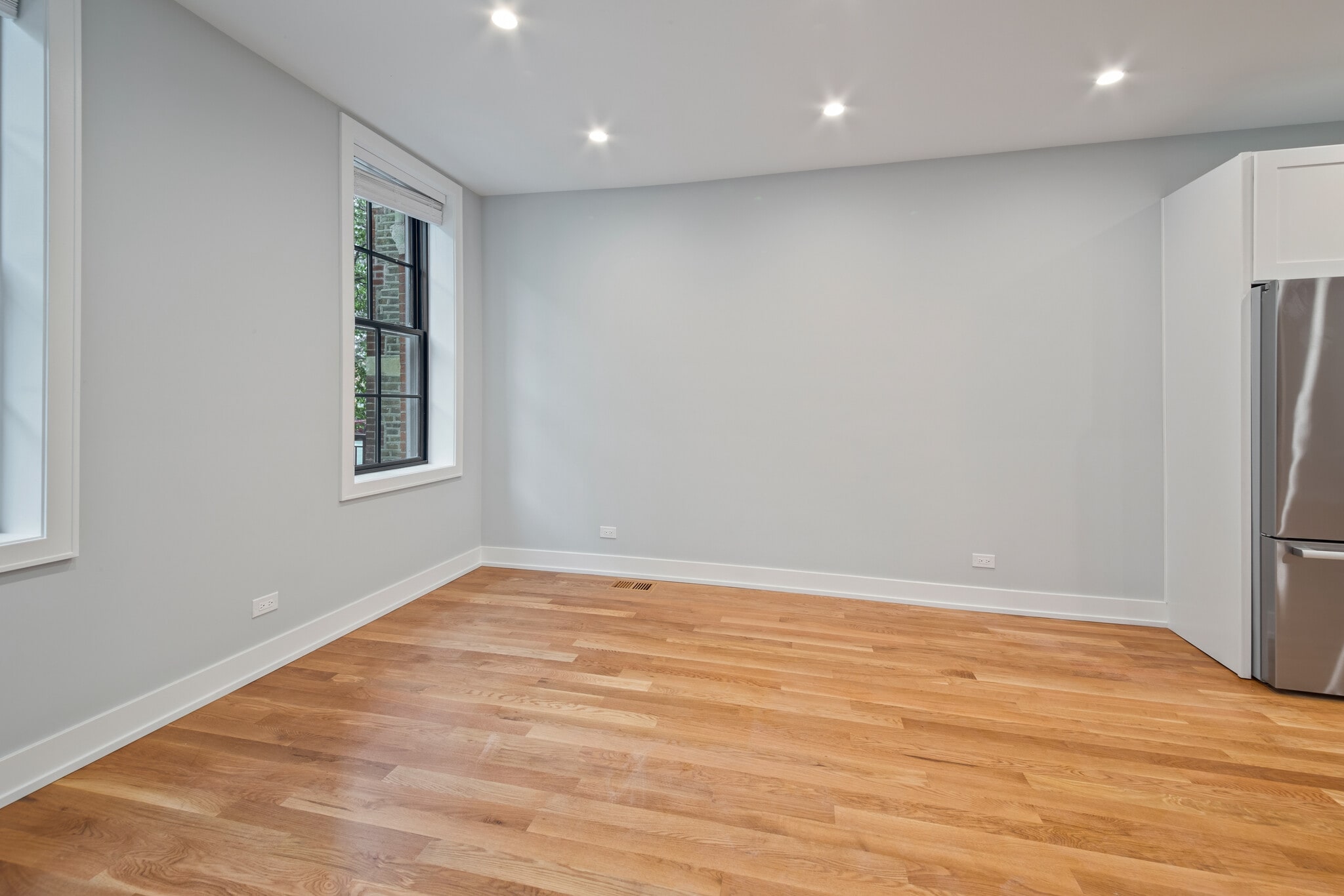 Building Photo - 1370 W Evergreen Ave