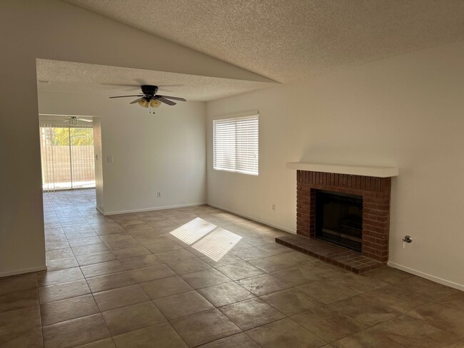 Building Photo - Nice 3 Bedroom 2 Bath Single Story