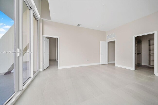 Building Photo - 555 NE 34th St
