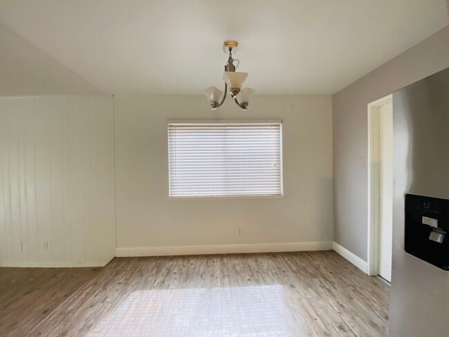 Building Photo - $2,100 Charming 3 Bedroom Home With 2 Livi...