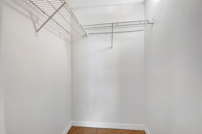 Building Photo - 1110 Lake Shore Dr