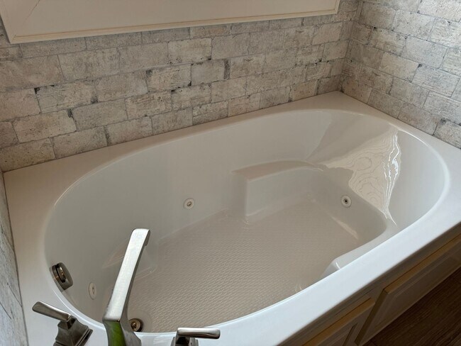 Building Photo - Gated community with community POOL!!!!