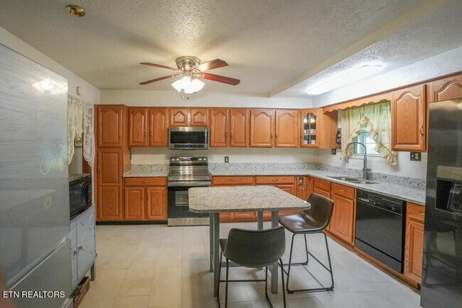 Building Photo - 1301 Chert Pit Rd