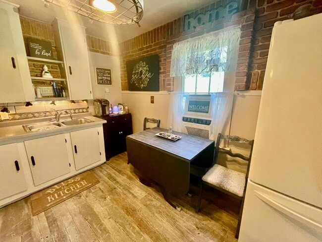 Building Photo - 223 Hemlock Dr