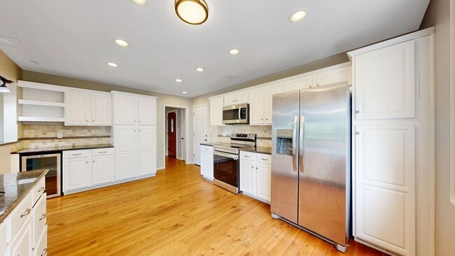 Building Photo - Amazing 4 Bed/3 Bath SFH Backing to Walnut...