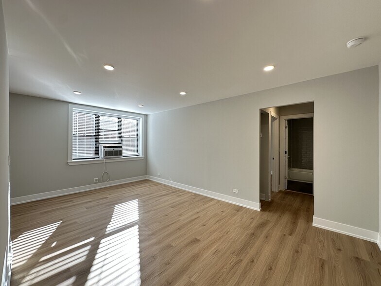 Building Photo - 535 W Aldine Ave