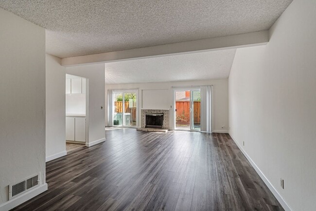 Building Photo - 2 bedroom, 2 bath townhome in the Northpoint HOA!