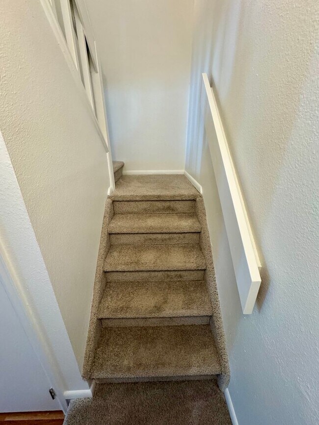 Building Photo - Updated 2 Bedroom with AC