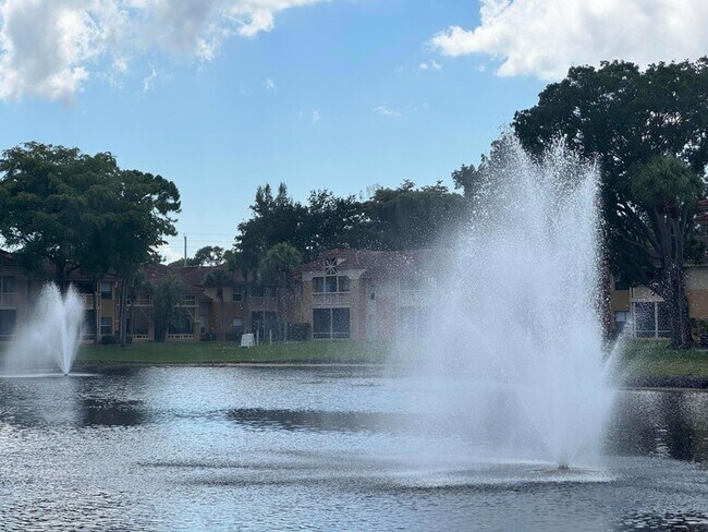 Building Photo - 4807 Via Palm Lakes